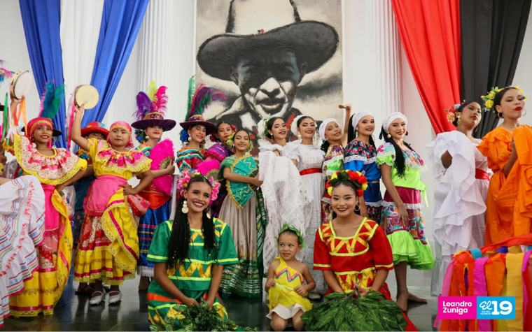 Desfile de trajes típicos reúne a estudiantes para celebrar el patrimonio cultural de Nicaragua