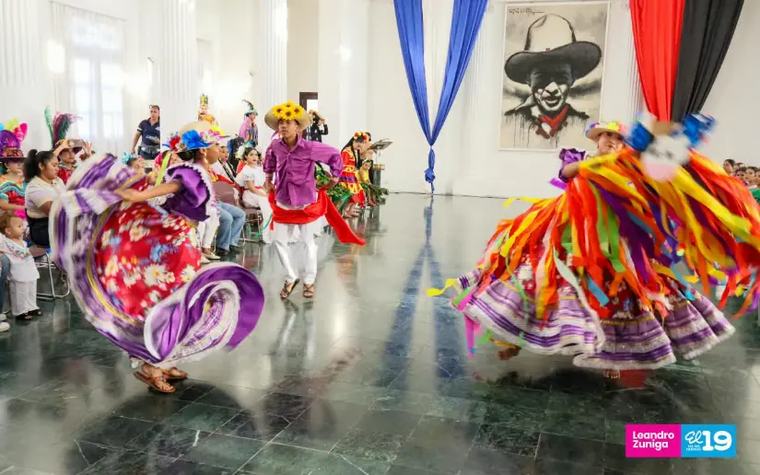 Desfile de trajes típicos reúne a estudiantes