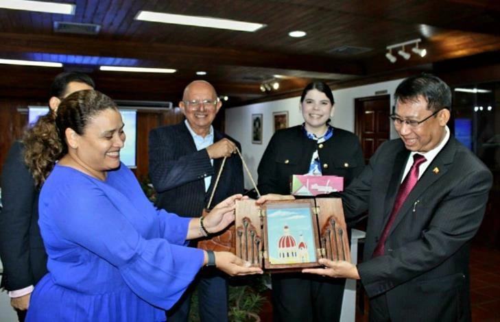 Economía Creativa con Embajador de Myanmar